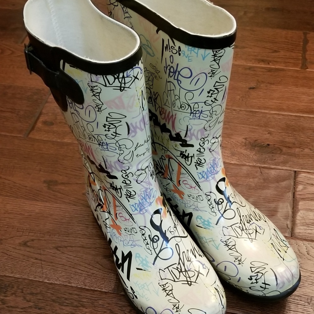 Graffiti rain boots